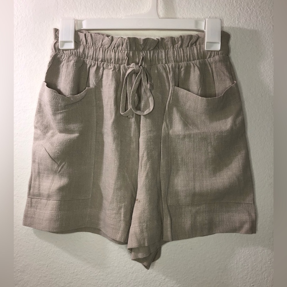 *NEW* never worn with tag woven shorts in the color beige